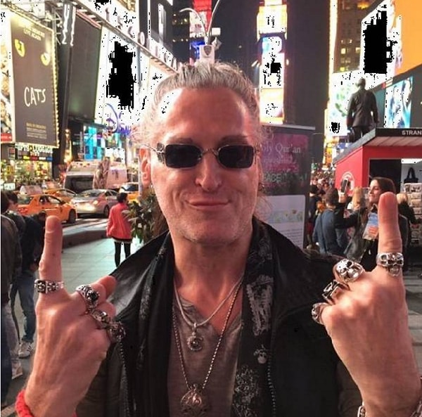 10. Сам же Джигурда планирует переехать в США на постоянное место жительство и сменить фамилию.