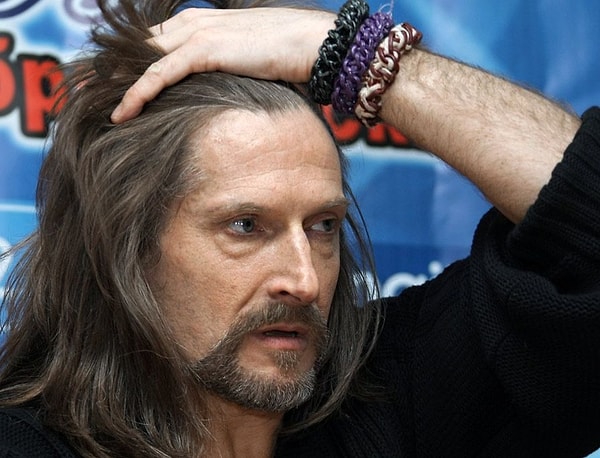 11. Более того, по его словам, потасовку у здания суда подстроил Жорин, и теперь он не может улететь из-за тяжелого состояния.