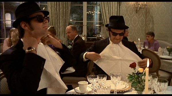 2. Тканевую салфетку, развернув, положите на колени.