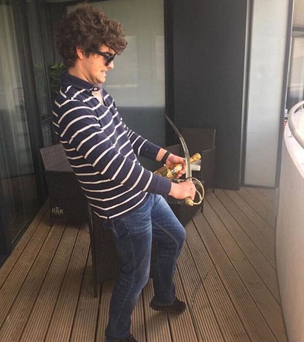 1. Андрей Кудряшов открыл бутылку шампанского мечом, который, как он указал, ранее принадлежал Наполеону Бонапарту.