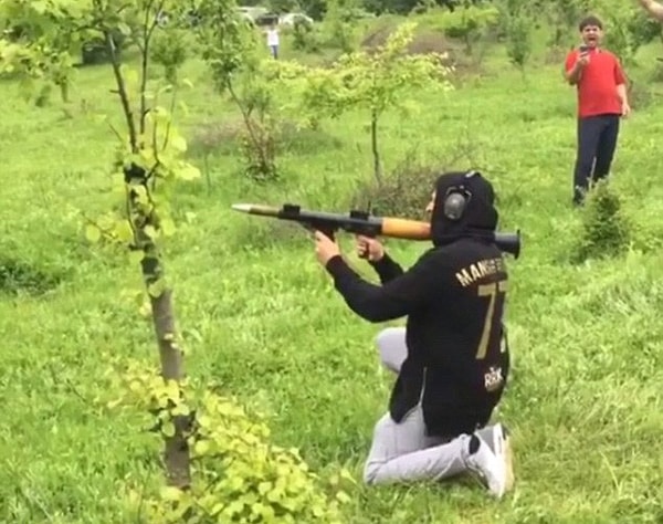 2. Да и другие дети миллиардеров любят продемонстрировать оружие.