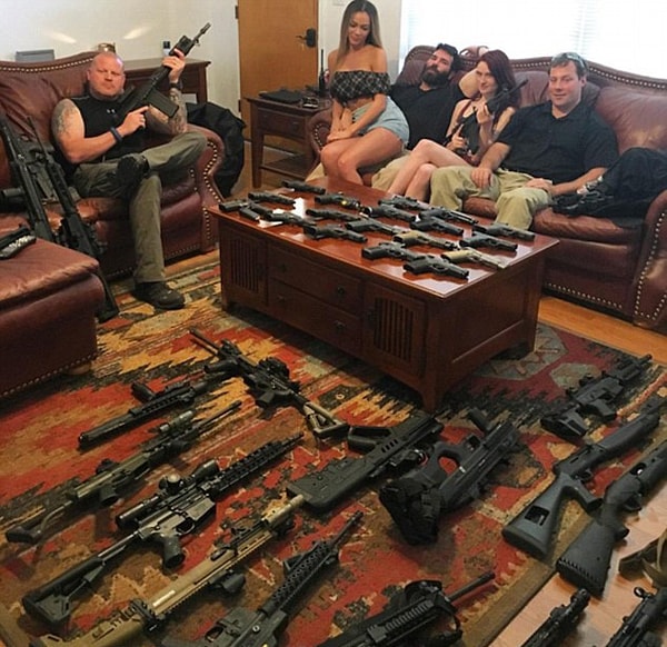 5. Он возит с собой на тусовки целый арсенал оружия.