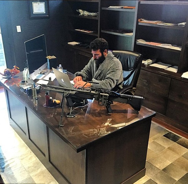 6. Оно присутствует на его фото с пикников и вечеринок на яхте.