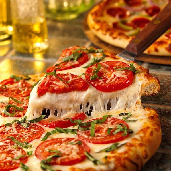 1. O peynir nasıl öyle 12 metre uzuyor bilmiyoruz ancak peyniri bol pizza yapmasını biz de biliyoruz!
