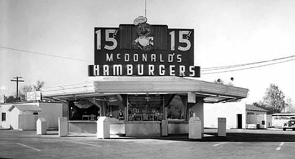 1937 yılında Patrick McDonald, Monrovia havaalanı civarında arabayla geçenlere sosisli sandviç satan bir stand açmıştı.