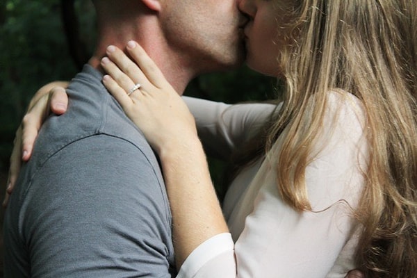 2. Шоколад содержит фенилэтиламин, химическое вещество, высвобождающее дофамин, вызывающий чувство эйфории и удовлетворения. Шоколад, соединенный с любовным порывом поднимет вас на новую высоту