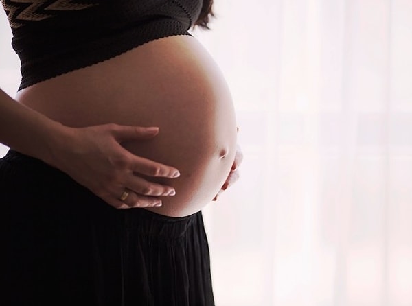 6. Согласно последним исследованиям, потребление шоколада может предотвратить проблемы во время беременности - теобромин, содержащийся в шоколаде, помогает бороться с токсикозом