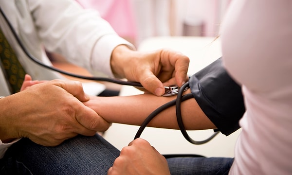 10. Так как шоколад расширяет сосуды, он поможет вам понизить давление