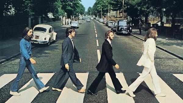 'Abbey Road' albümünün kapağı olan bu meşhur fotoğrafın, cenaze temalı olduğunu savunuyor teorinin yaratıcıları.