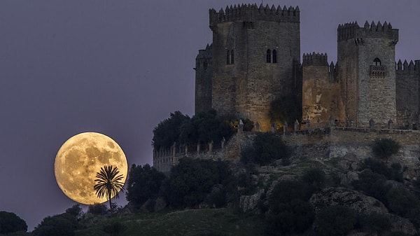 17. Dün gece Türkiye saatiyle 2.30’da (GMT 11.30) Ay Dünya’ya en yakın noktada oldu, 356.500 km kadar.