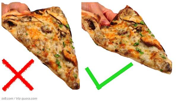 13. İşaret ve serçe parmağımızla destekleyerek pizza sarkmalarını önlüyor ve afiyetle tüketiyoruz.