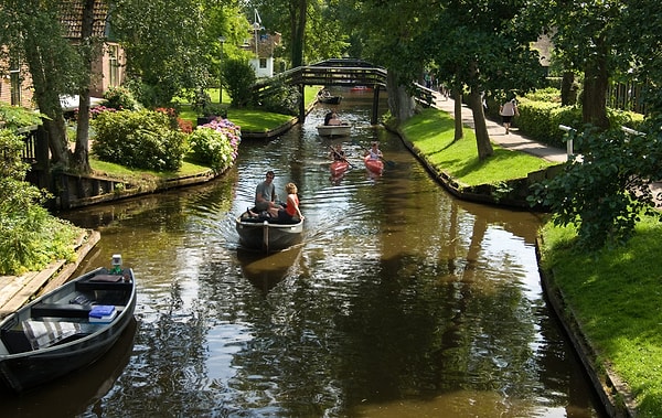 Giethoorn "Kuzey'in Venedik'i" ya da "Hollanda'nın Venedik'i" gibi lakaplarla anılıyor ancak, bu yine de yanıltıcı olabilir. Çünkü Giethoorn Venedik gibi sürekli turist akınına uğrayan bir yer değil.