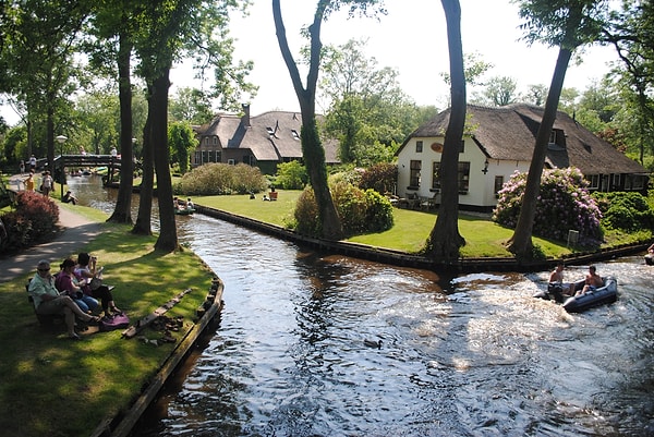 Giethoorn küçük kanalları, şirin mi şirin köy evleriyle belki de dünya üzerinde görüp görebileceğiniz en huzurlu, en sakin yerleşim yerlerinden biri.