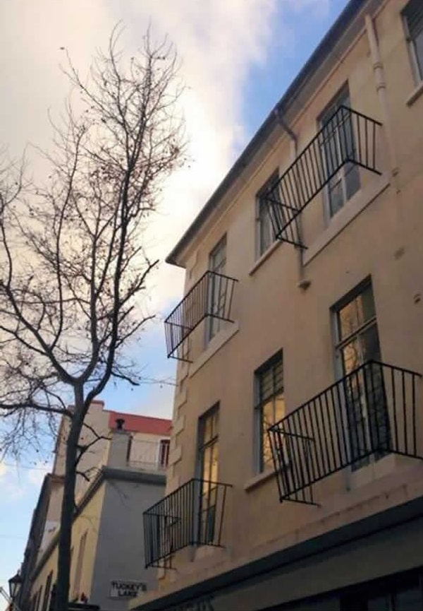 10. Балкон в этом доме - странный предмет: он вроде бы есть, но его как бы нет