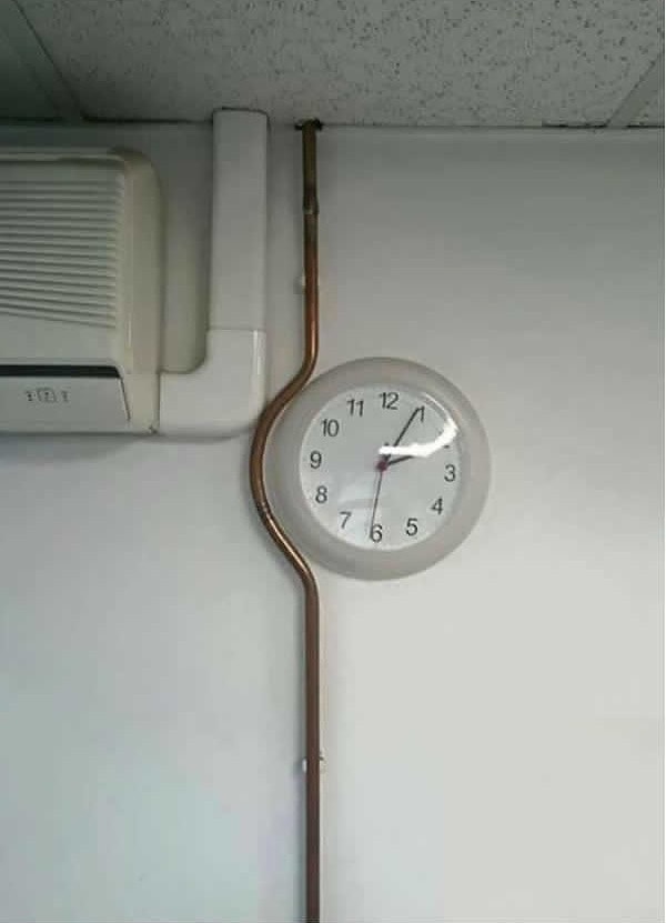 17. Вместо того, чтобы снять часы, они просто изогнули трубу...