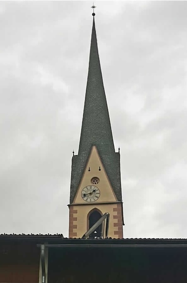 22. Ну, уж часы-то можно было ровно повесить?