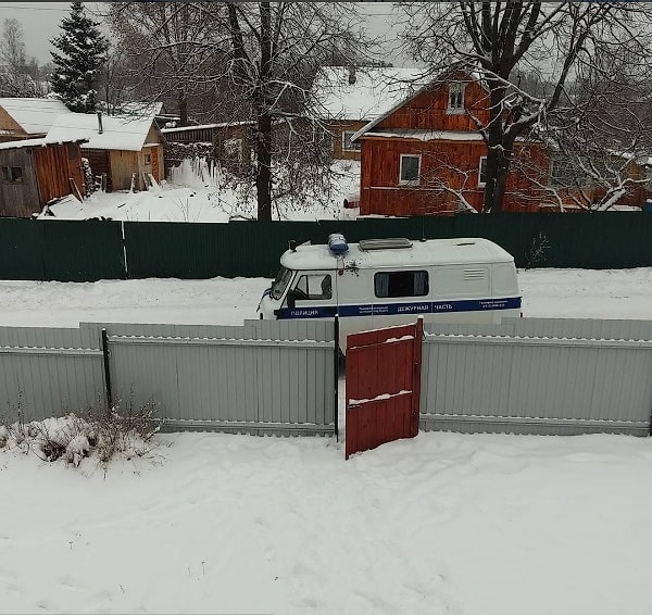 6. Во время ссоры ее спутник попал ее матери в правое бедро из пневматического оружия. Подростки также пояснили, откуда взяли ружье — отчим Екатерины, по ее словам, служит в спецназе