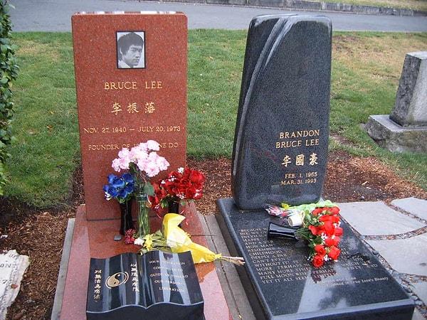 27. Ölümünden sonra Brandon Lee'nin mezarı, babası Bruce Lee'nin mezarının yanına yapıldı.