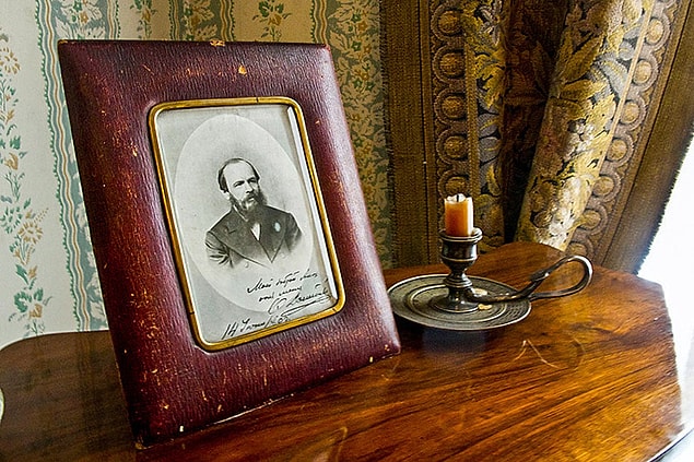 Yazarın yazarın yaşadığı yer olan St. Peterburg ve romanda adı geçen mekanlar gösterildi