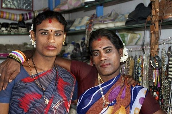 Erkek olarak dünyaya gelen Hijralar, Narwaan adı verilen ayin ile hadım edilip transseksüel gruba girmeye hak kazanıyor.