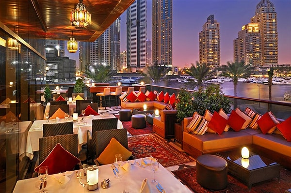 1. «Я знаю одну террасу с роскошным видом на город и могу поспорить, что ты там еще ни разу не была»