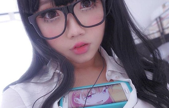 Новый японский тренд "удержать на груди телефон" захватил социальные сети