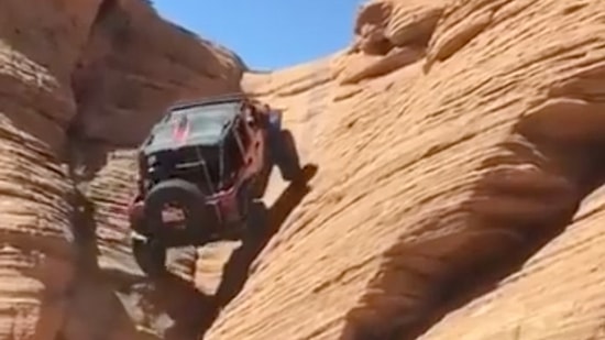 Yer Çekimi Kanununu Hiçe Sayıp Düz Kayalıklardan Tırmanan 4x4