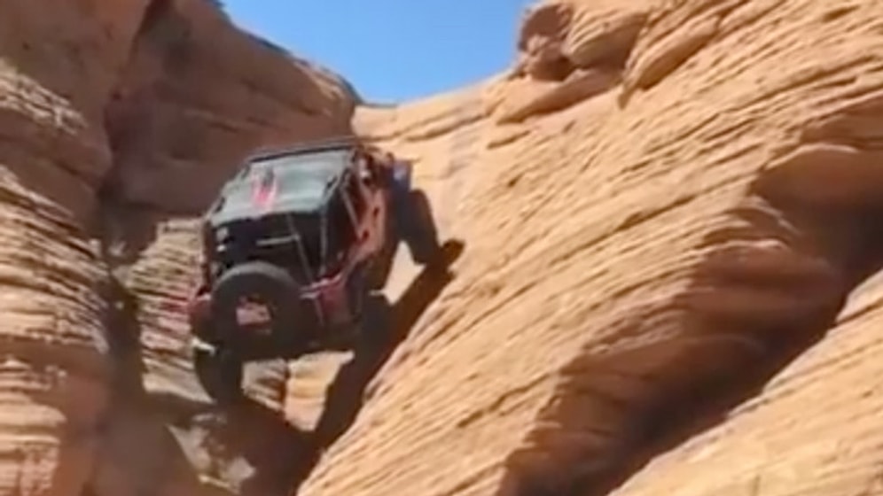 Yer Çekimi Kanununu Hiçe Sayıp Düz Kayalıklardan Tırmanan 4x4