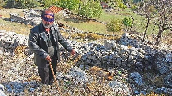 Kardeşlerinin yardımıyla tek başına bir evde yaşıyor.