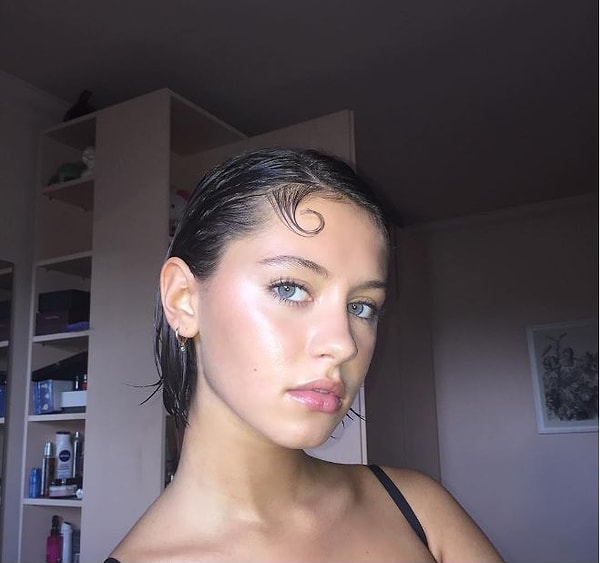 Все они успели заметить, что Айрис не делает ставки только на успех в модельном бизнесе: она продолжает учиться, интересуется искусством и фотографией.