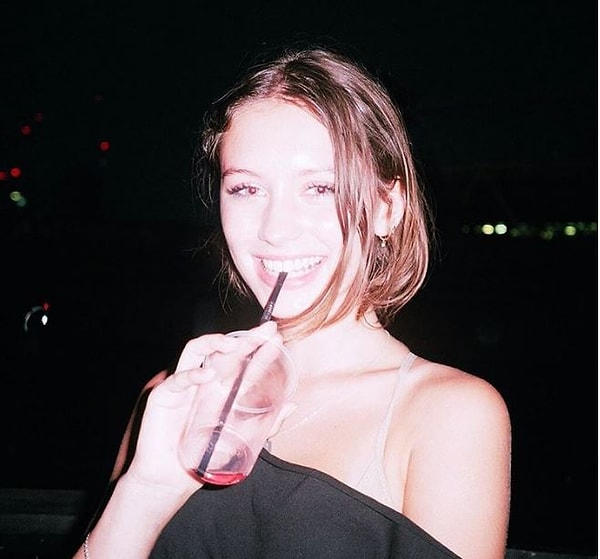 Кроме того, в социальных сетях она активно делится секретами своей привлекательности.