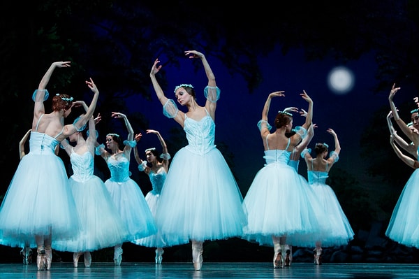 4. Она заставляет тебя делать то, что ты делать не хочешь