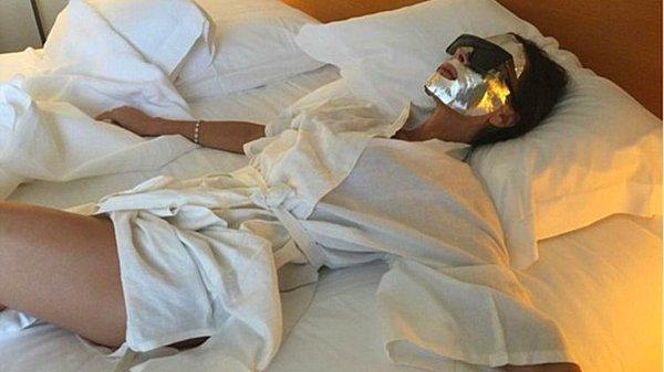 4. Victoria Beckham bu fotoğrafında moda işini abartıp suratına alüminyum folyo geçirmiş değil: bu da gençleştirici etkisi olan bir bakım maskesi.