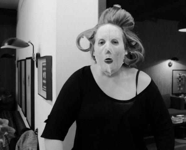 5. Bir rivayete göre Adele bir gün sevgilisinin karşısına bakım maskesiyle çıktı ve terk edildi... İşte o günden beri ayrılık şarkıları yazıyor.