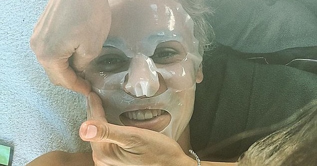 8. Justin Bieber beybi feysliğini muhafaza ve müdafaa etmek için cildini yoldururkene...