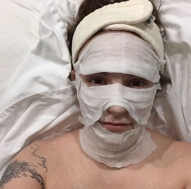 6. Lena Dunham tülbentleri ıslatıp ıslatıp suratına koymuş gibi dursa da aslında bu da pahalı bir bakım...