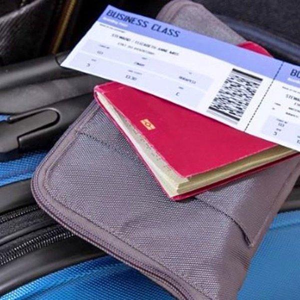 1. Takipçilerine gümrük görevlisi muamelesi yaparak pasaportunun ve uçak biletinin fotoğrafını paylaşan gereksiz.