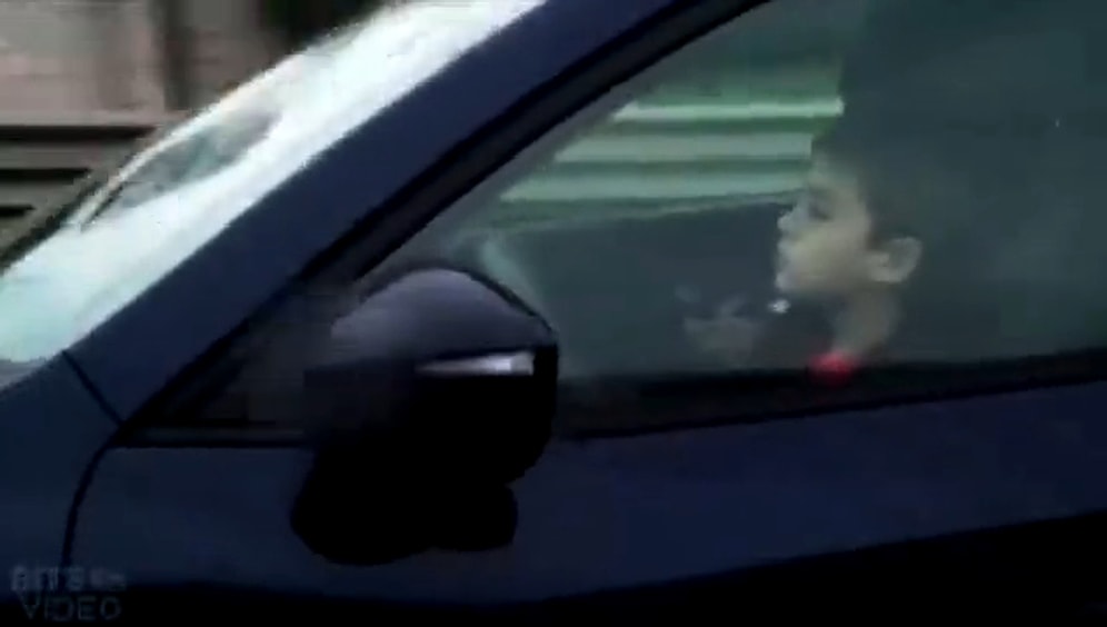 Bu Kadar da Olmaz! Küçücük Çocuğa Otoyolda Araç Kullandırttılar