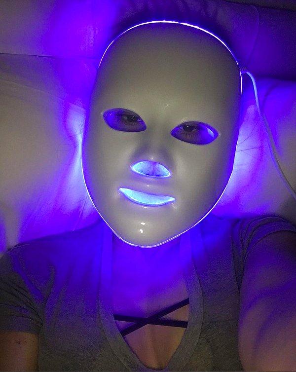13. Kourtney Kardashian da bu maskenin mavi LED'li olanını kullanıyor. Mavi olanın faydası ise cilde kolajen desteği yapması.