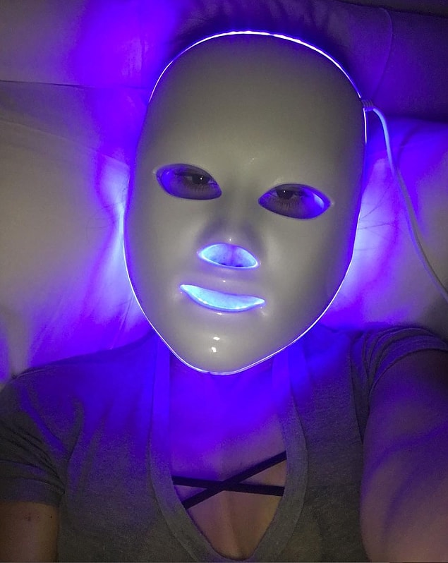 13. Kourtney Kardashian da bu maskenin mavi LED'li olanını kullanıyor. Mavi olanın faydası ise cilde kolajen desteği yapması.
