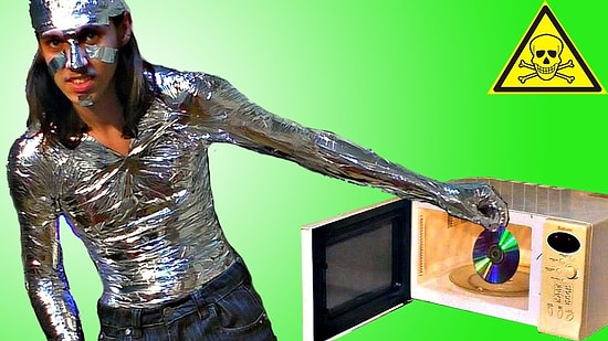 «Ёшкин свет!»: парень в костюме из фольги экспериментирует с открытой микроволновкой