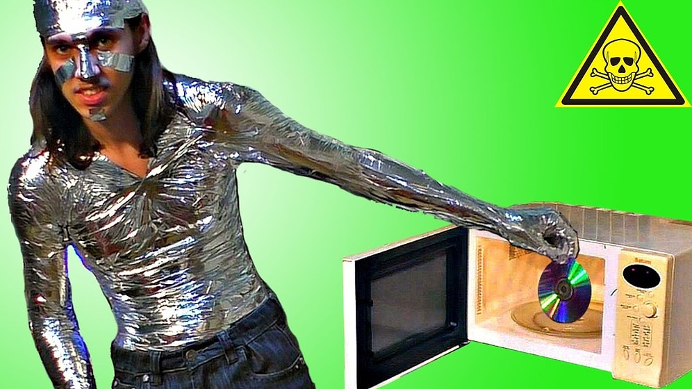 «Ёшкин свет!»: парень в костюме из фольги экспериментирует с открытой микроволновкой