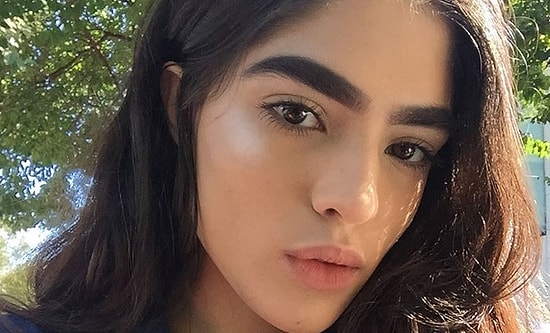 17-летняя девушка, которую дразнили из-за густых бровей, стала успешной моделью