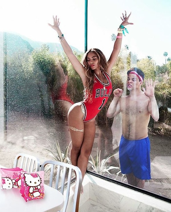 12. Бейонсе, Бейонсе! Ты меня слышишь? Дай мне те розовые нарукавники - мама не разрешает мне купаться без них