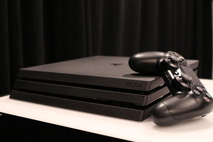 Teknoloji Devlerinin Dertleri Bitmiyor: PS4 Pro Aşırı Isınmadan Eridi!