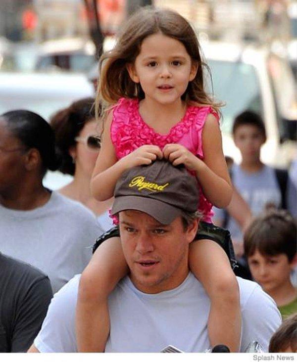 17. Matt Damon ise kızını başında taşıyor.