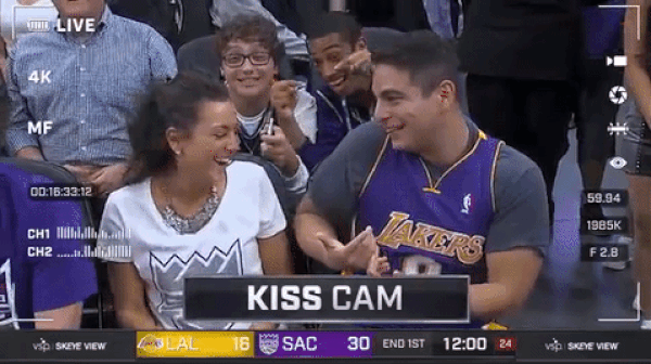 Kiss Cam'de Komik Durumu Düşen Lakers Taraftarı