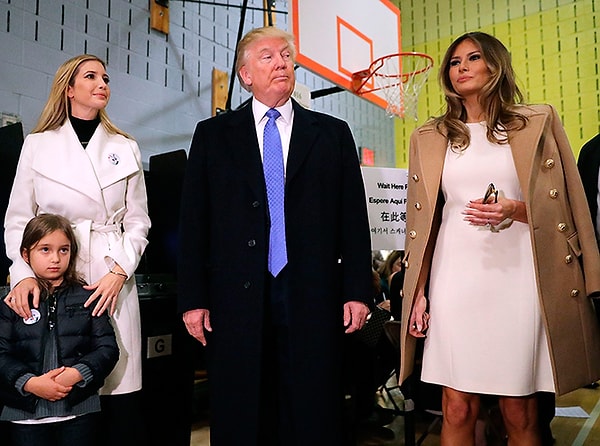 9. В день выборов, 9 ноября, 2016, Мелания была в платье Michael Kors и пальто Balmain