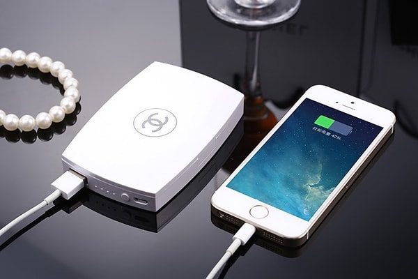 9. Портативное зарядное устройство для мобильного телефона