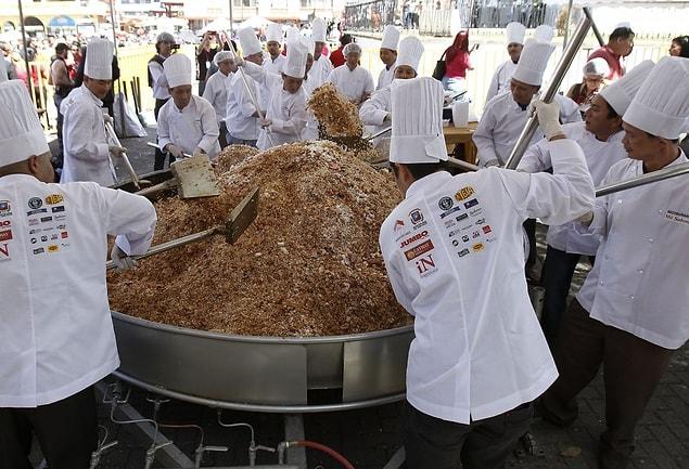 6. The Guinness World Record for the world's largest Cantonese fried rice.